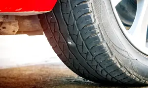 Przebita opona z gwoździem. Czy to opona runflat co to znaczy?