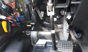 Panel bezpieczników Iveco Daily. Opis bezpieczników i ich lokalizacja pod deską rozdzielczą, obok kolumny kierownicy.