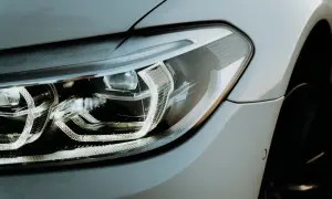 Reflektor BMW z technologią LED. Czy żarówki LED są legalne? Tak, w nowoczesnych samochodach są standardem.