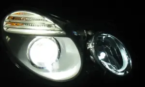 Reflektor samochodowy z jasnym światłem, porównanie xenon vs led.