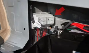 W Renault Master akumulator gdzie jest? Widać tu dwa moduły ładowania systemu C-System, podłączone do akumulatora.