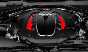 Silnik V8 TFSI, co to znaczy? Potężna jednostka Audi RS z czerwonymi akcentami.