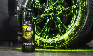 Butelka płynu do mycia felg K2 Neorim obok zielonej, spienionej felgi. Skuteczny sposób na czyste felgi.