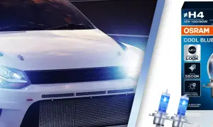 Biały samochód z włączonymi światłami, obok opakowanie żarówek H4 LED OSRAM Cool Blue Boost.