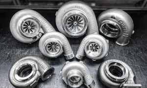 Kolekcja turbosprężarek Garrett, w tym modele z technologią twin scroll, gotowe do zwiększenia mocy silnika.