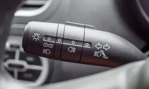 Przełącznik świateł w Hyundai i20: jak włączyć światła drogowe? Zobacz ikonki: światła pozycyjne, mijania, drogowe i przeciwmgielne.