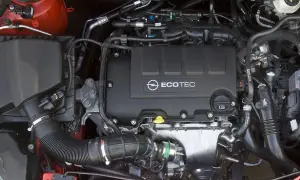 Silnik samochodowy z napisem ECOTEC. To technologia Opel, która zapewnia oszczędność paliwa.