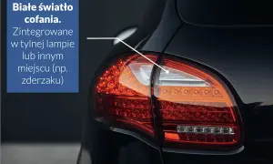 Nowoczesne światła tylne w samochodzie, z białym światłem cofania zintegrowanym w lampie.