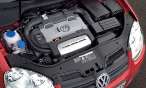 Silnik TSI w czerwonym Volkswagenie. To serce auta, które napędza go do jazdy.