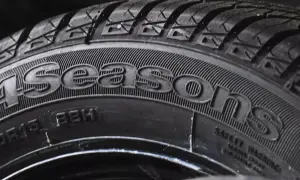 Zbliżenie na oponę z napisem "4Seasons". Idealne rozwiązanie, jeśli zastanawiasz się, jakie opony wielosezonowe wybrać.
