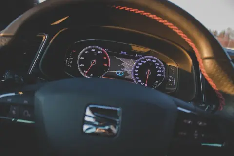 Deska rozdzielcza Seat Ibiza 4. Widok na zegary, nawigację i kierownicę. Opis bezpieczników w tym modelu jest kluczowy dla każdego kierowcy.
