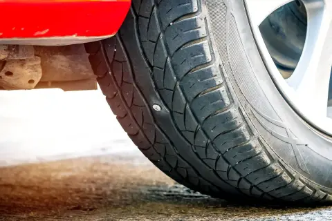 Przebita opona z gwoździem. Czy to opona runflat co to znaczy?