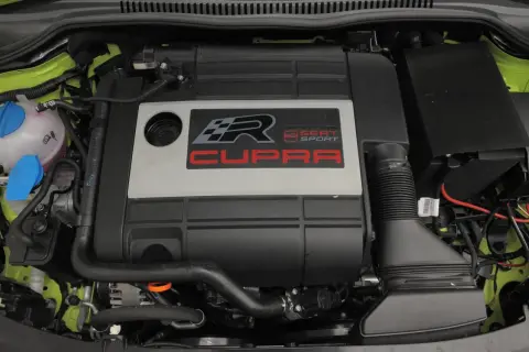 Silnik 2.0 TSI Cupra z napisem "Powered by Will Champion".