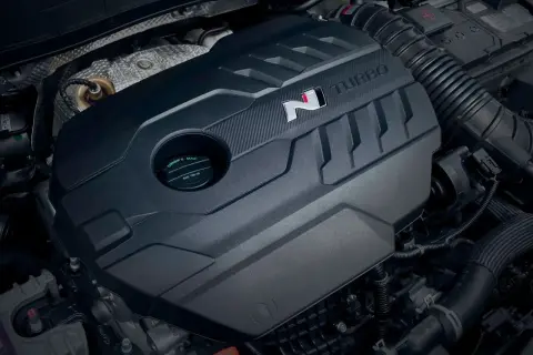 Silnik turbo z oznaczeniem "N" i napisem "TURBO". To serce samochodu, które generuje moment obrotowy, czyli siłę napędową.