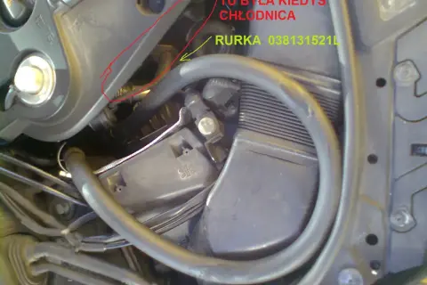 Miejsce po chłodnicy w samochodzie, widoczna rurka 038131521L.
