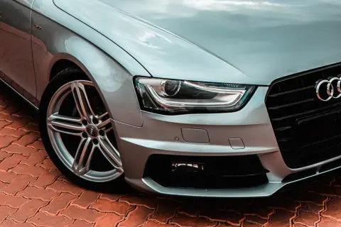 Srebrne Audi z nowoczesnymi światłami, idealne do nocnej jazdy. Co lepsze ksenon czy biksenon? To pytanie dla właściciela.