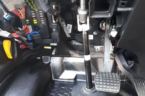 Panel bezpieczników Iveco Daily. Opis bezpieczników i ich lokalizacja pod deską rozdzielczą, obok kolumny kierownicy.