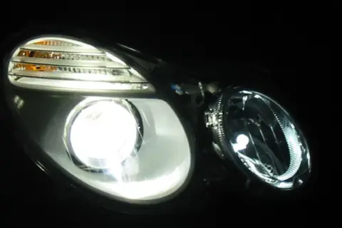 Reflektor samochodowy z jasnym światłem, porównanie xenon vs led.