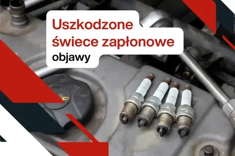 Cztery zużyte świece zapłonowe z widocznymi śladami zużycia, leżące na silniku.