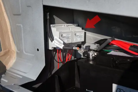 W Renault Master akumulator gdzie jest? Widać tu dwa moduły ładowania systemu C-System, podłączone do akumulatora.