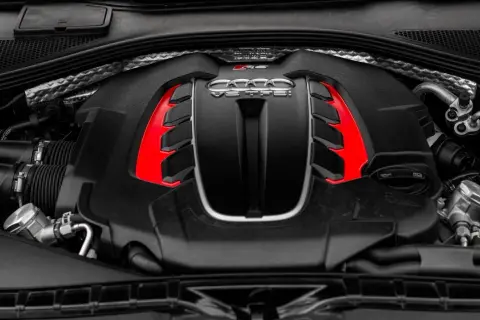 Silnik V8 TFSI, co to znaczy? Potężna jednostka Audi RS z czerwonymi akcentami.