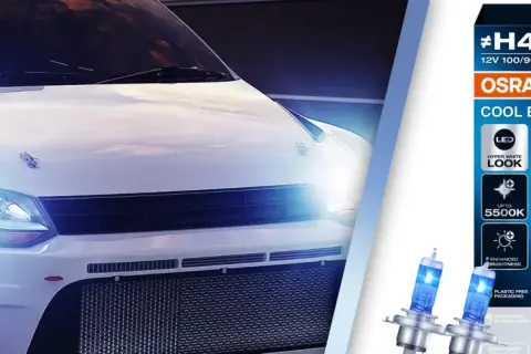 Biały samochód z włączonymi światłami, obok opakowanie żarówek H4 LED OSRAM Cool Blue Boost.