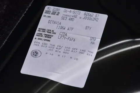 Naklejka z danymi pojazdu, w tym numerem VIN, ułatwia sprawdzenie rozrządu po numerze VIN. Widoczny model to Octavia.