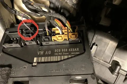 Moduł komfortu VW Passat B6, widoczne złącza i wiązka przewodów. Czerwone kółko zaznacza jedno ze złączy, potencjalnie związane z bezpiecznikami.