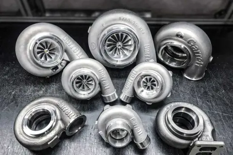 Kolekcja turbosprężarek Garrett, w tym modele z technologią twin scroll, gotowe do zwiększenia mocy silnika.