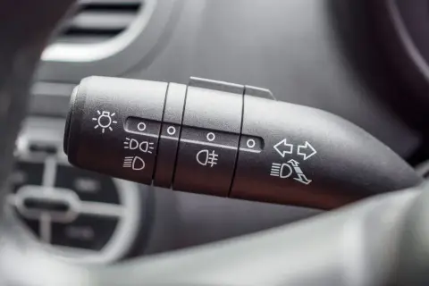 Przełącznik świateł w Hyundai i20: jak włączyć światła drogowe? Zobacz ikonki: światła pozycyjne, mijania, drogowe i przeciwmgielne.