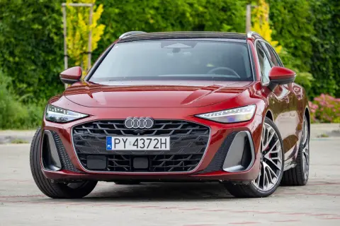 Czerwone Audi z silnikiem 3.0 TFSI. Wady i zalety tego napędu to temat dyskusji wśród kierowców.