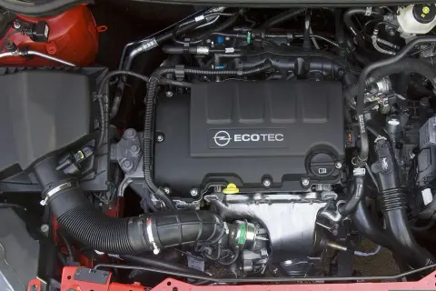 Silnik samochodowy z napisem ECOTEC. To technologia Opel, która zapewnia oszczędność paliwa.
