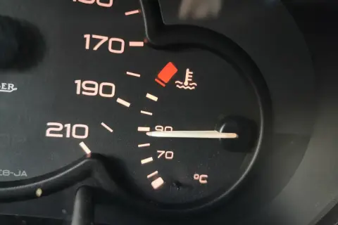 Wskaźnik pokazuje, że temperatura płynu chłodniczego jest bliska 90°C.