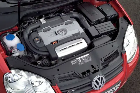 Silnik TSI w czerwonym Volkswagenie. To serce auta, które napędza go do jazdy.