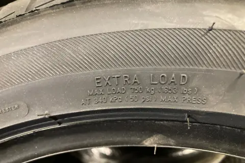 Co oznacza XL na oponie? To "Extra Load", czyli opona wzmocniona, zdolna udźwignąć większy ciężar (750 kg).