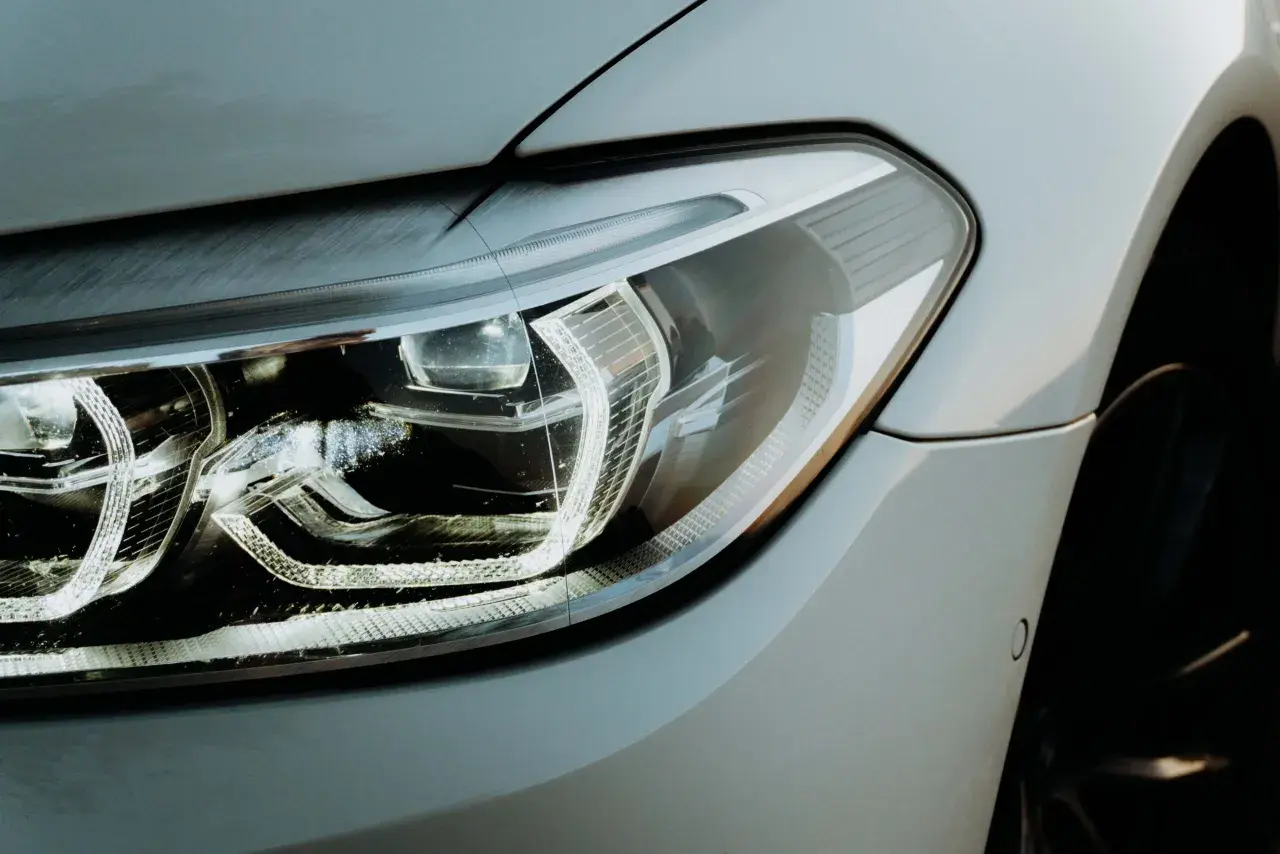 Reflektor BMW z technologią LED. Czy żarówki LED są legalne? Tak, w nowoczesnych samochodach są standardem.