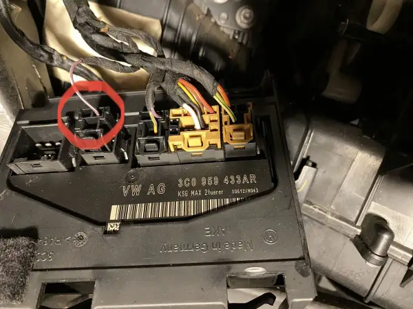 Moduł komfortu VW Passat B6, widoczne złącza i wiązka przewodów. Czerwone kółko zaznacza jedno ze złączy, potencjalnie związane z bezpiecznikami.